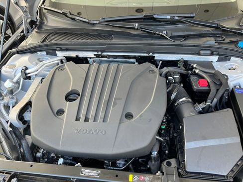 Used 2025 Volvo V60 B5 Cross Country Plus image 32