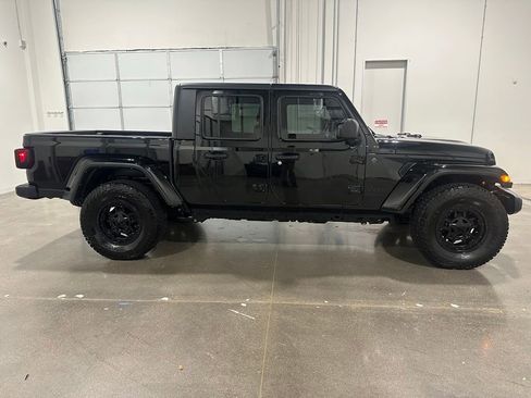 Used 2024 Jeep Gladiator Sport AWD/4WD image 4