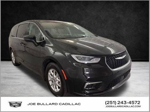 Used 2023 Chrysler Pacifica Touring-L image 1