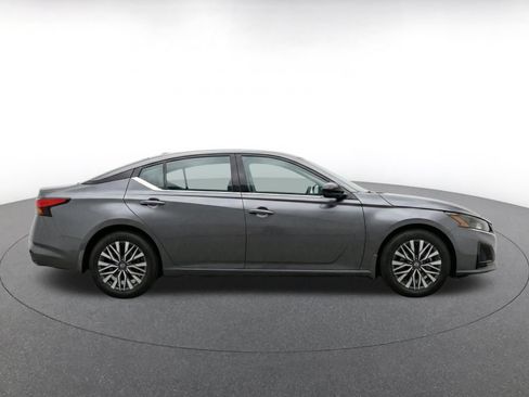Used 2025 Nissan Altima 2.5 SV FWD image 14