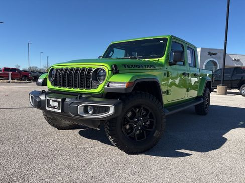 Used 2025 Jeep Gladiator Sport image 2