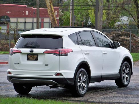 Used 2018 Toyota RAV4 XLE AWD/4WD image 4