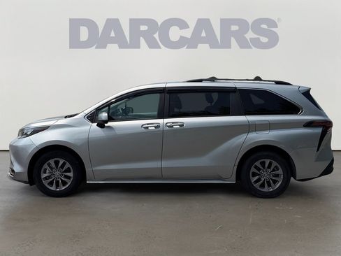 Used 2024 Toyota Sienna LE FWD image 4
