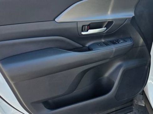 Used 2025 Toyota Grand Highlander AWD image 9