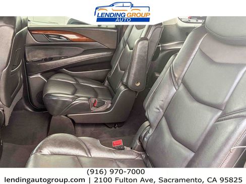 Used 2019 Cadillac Escalade ESV Premium Luxury AWD/4WD image 17