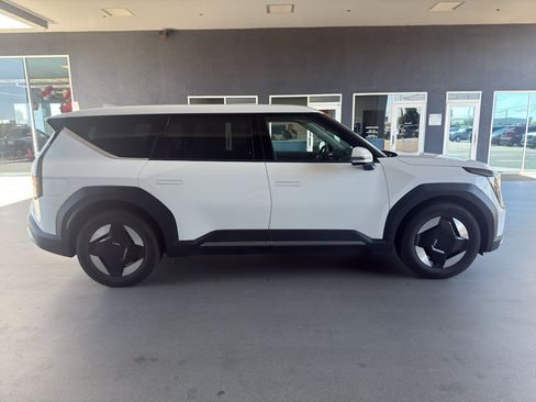 Used 2024 Kia EV9 Light Long Range RWD image 4