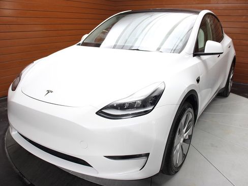Used 2023 Tesla Model Y Long Range AWD/4WD image 3