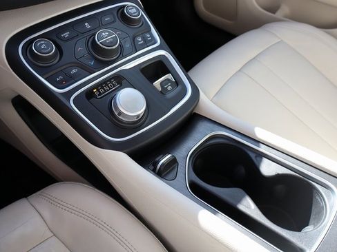 Used 2017 Chrysler 200 Limited Platinum w/ Comfort & Convenience Group image 22