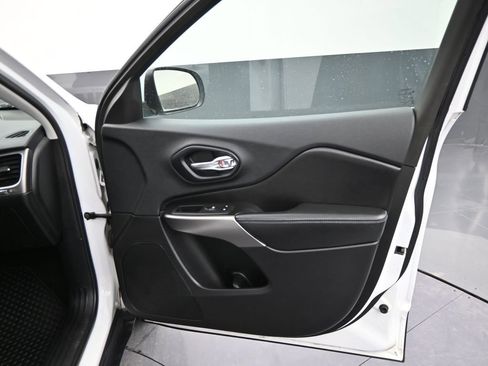 Used 2019 Jeep Cherokee Latitude w/ Cold Weather Group image 34