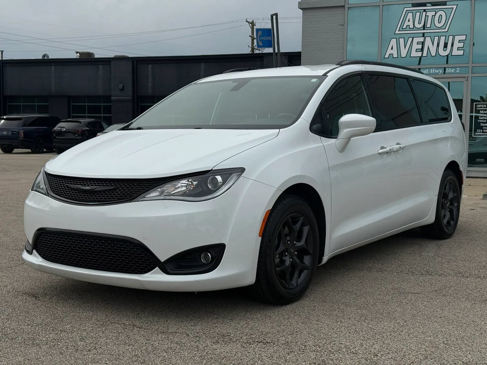 Used 2019 Chrysler Pacifica Touring-L Plus w/ S Appearance Package FWD image 3
