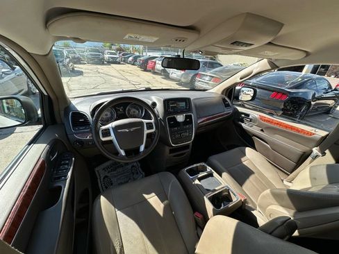 Used 2016 Chrysler Town & Country Touring FWD image 28