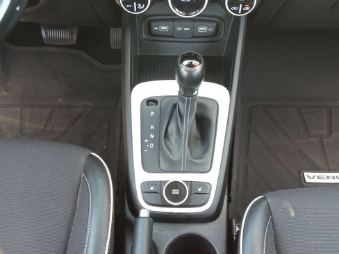 Used 2022 Hyundai Venue Limited FWD image 14