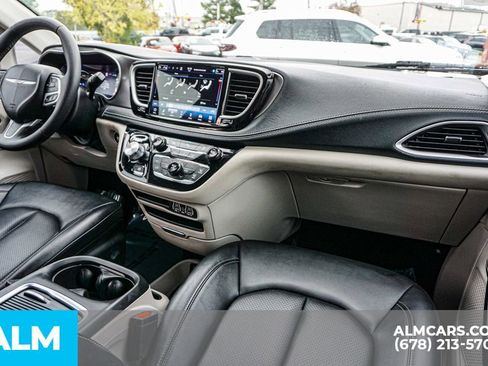 Used 2024 Chrysler Pacifica Select image 28