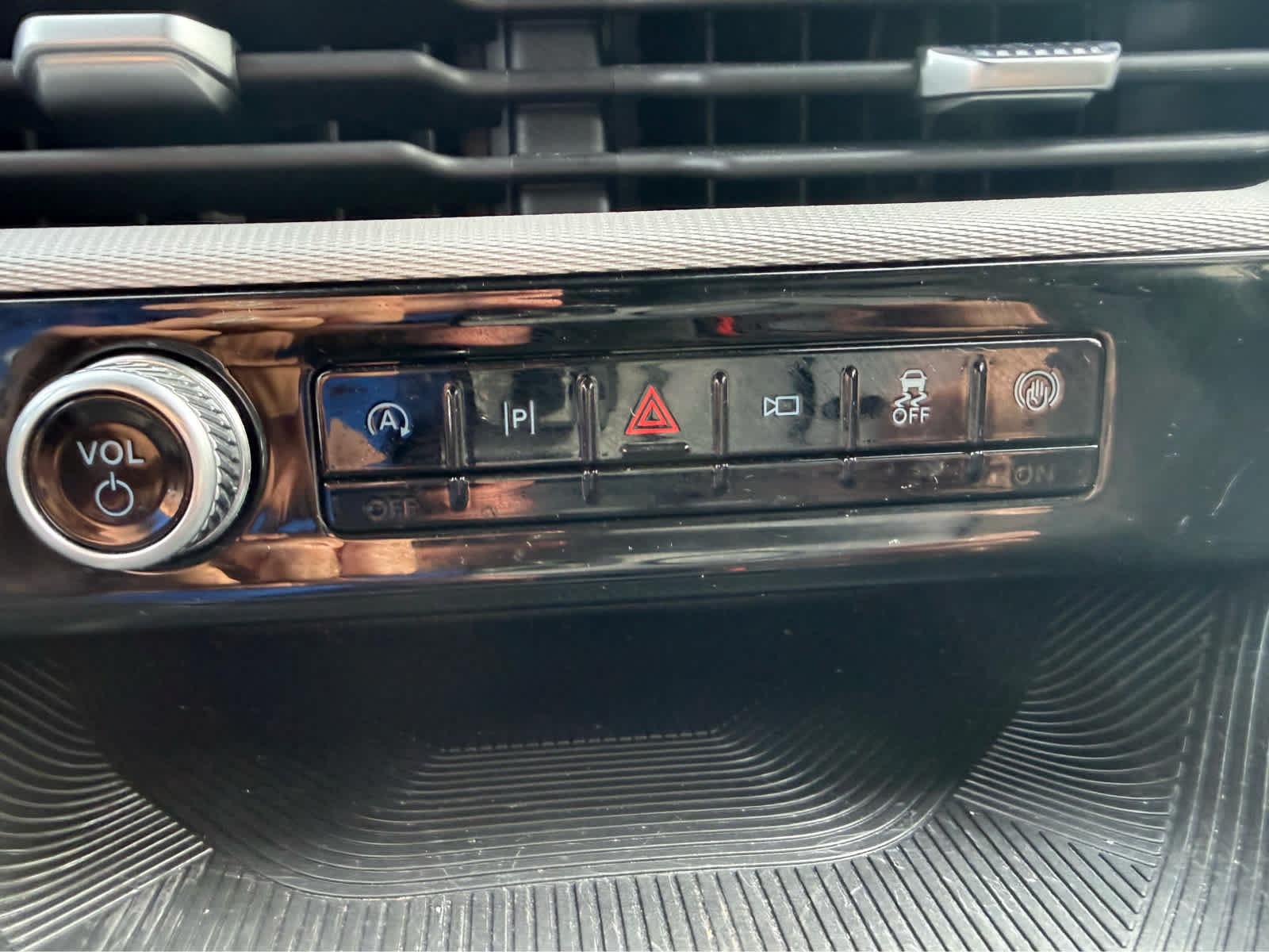 Used 2025 Ford Explorer Active AWD/4WD image 27