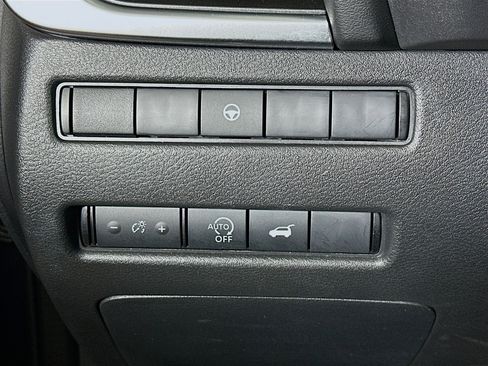 Used 2025 Nissan Rogue SV image 17