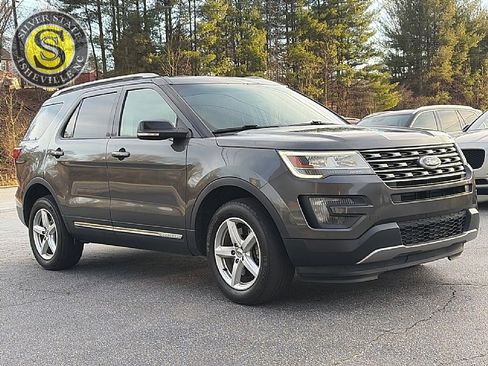 Used 2016 Ford Explorer XLT w/ Equipment Group 201A image 8
