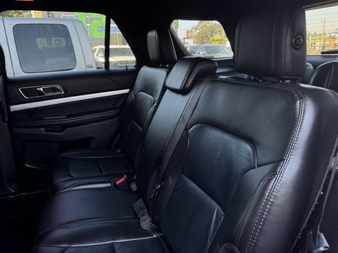 Used 2017 Ford Explorer XLT w/ Equipment Group 202A AWD/4WD image 17