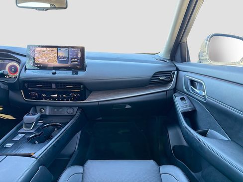 Used 2025 Nissan Rogue Platinum image 18