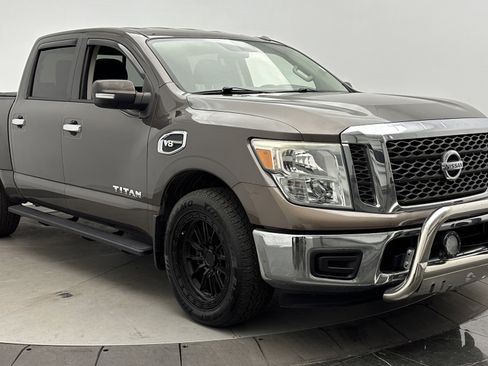 Used 2017 Nissan Titan SV image 3