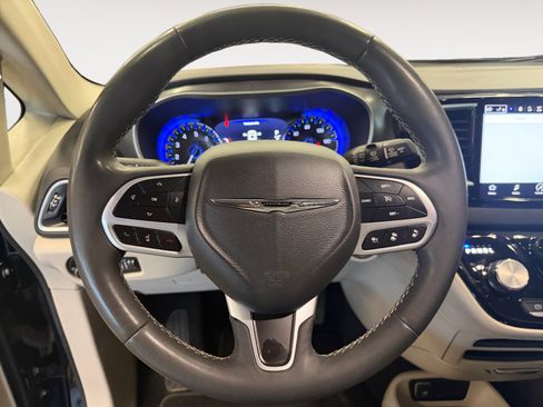 Used 2024 Chrysler Pacifica Touring-L FWD image 14