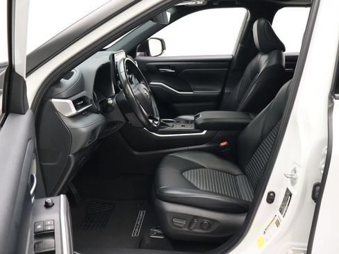 Used 2022 Toyota Highlander XSE FWD image 14