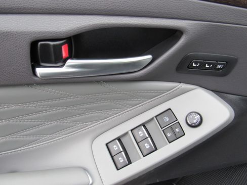 Used 2019 Toyota Avalon Limited image 13