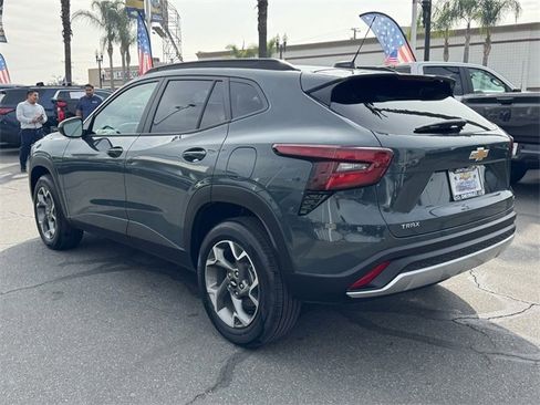 Certified 2025 Chevrolet Trax LT image 2
