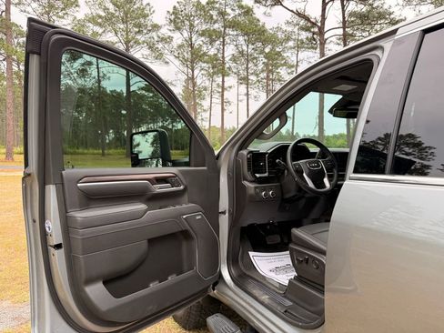 Used 2025 GMC Sierra 3500 SLT w/ SLT Premium Package AWD/4WD image 10
