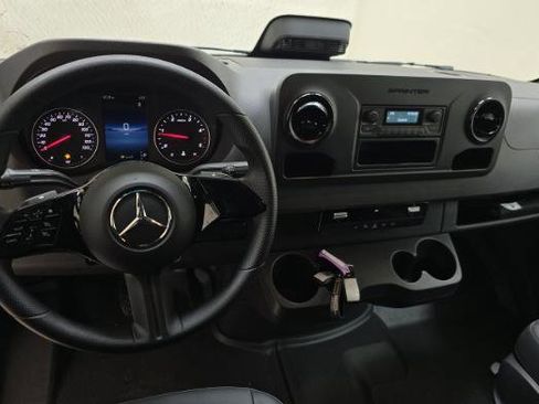Used 2025 Mercedes-Benz Sprinter 2500 image 10