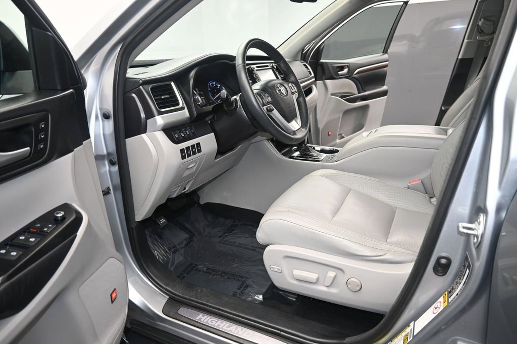 Used 2016 Toyota Highlander Limited Platinum FWD image 13