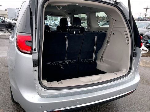 Used 2024 Chrysler Pacifica Touring-L image 33