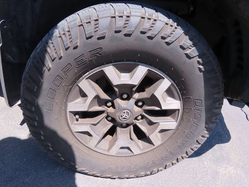 Used 2020 Toyota Tacoma TRD Off-Road AWD/4WD image 18
