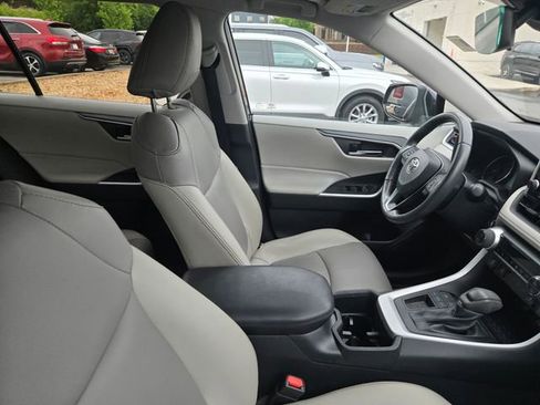 Used 2022 Toyota RAV4 XLE w/ Convenience Package FWD image 4