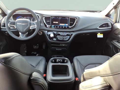 New 2026 Chrysler Pacifica Select image 12