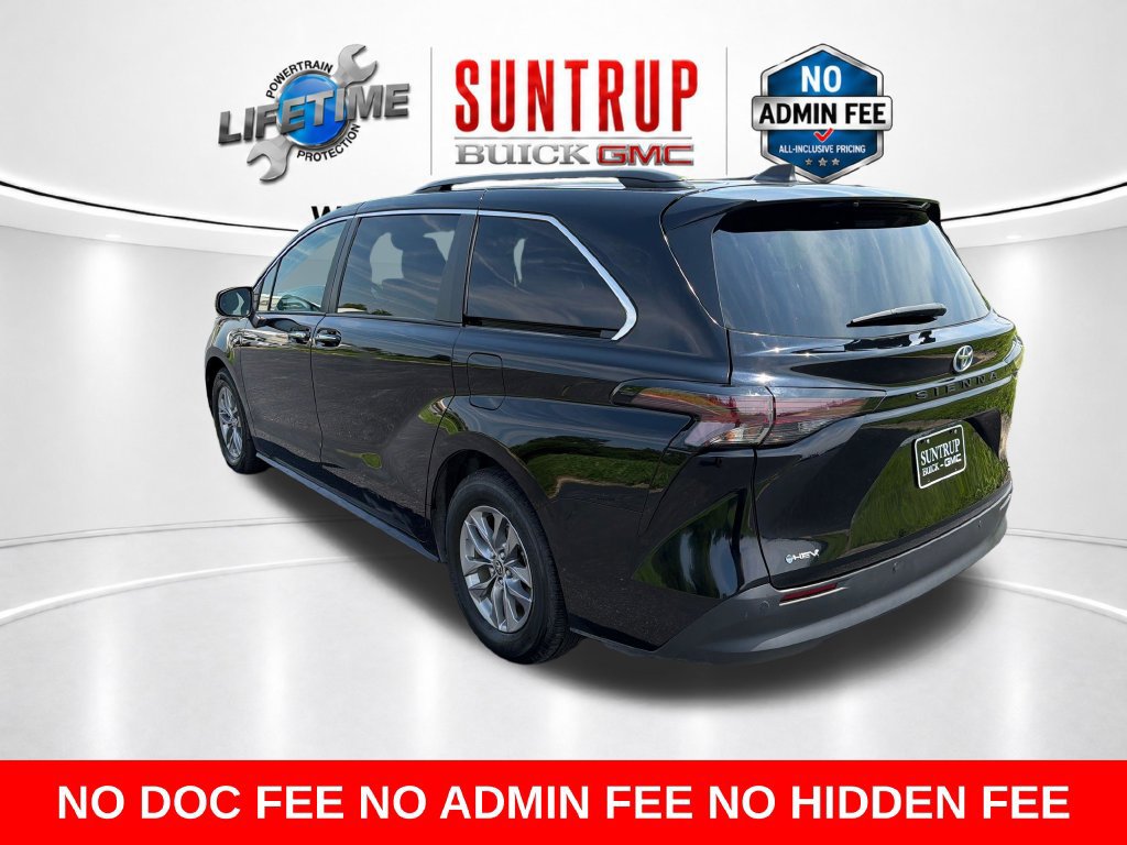 Used 2025 Toyota Sienna XLE FWD image 4