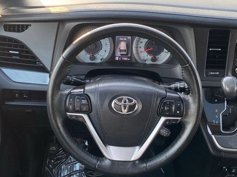 Used 2020 Toyota Sienna SE w/ SE Preferred Package FWD image 12