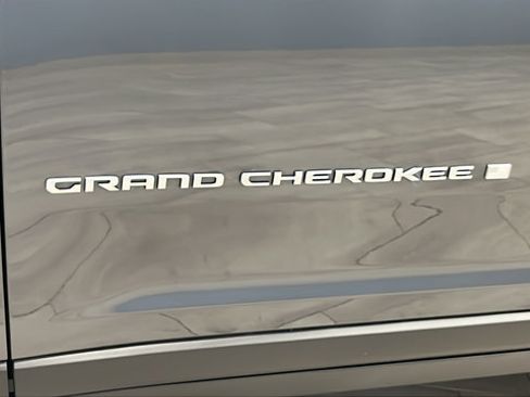 Used 2025 Jeep Grand Cherokee Laredo X w/ Luxury Tech Group I AWD/4WD image 39