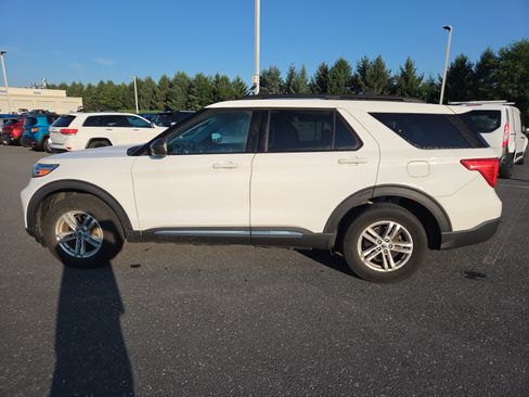 Used 2021 Ford Explorer XLT w/ Equipment Group 202A AWD/4WD image 12