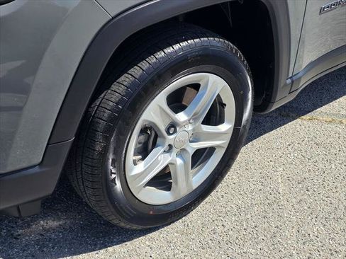 Certified 2024 Jeep Compass Latitude AWD/4WD image 11