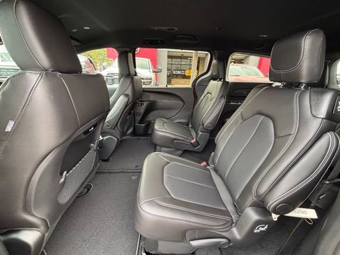 New 2026 Chrysler Pacifica Select image 14