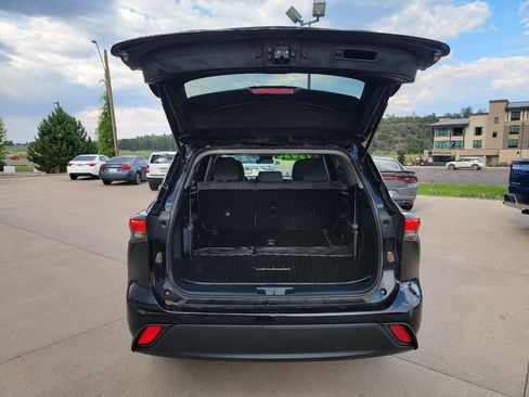 Used 2022 Toyota Highlander L FWD image 14