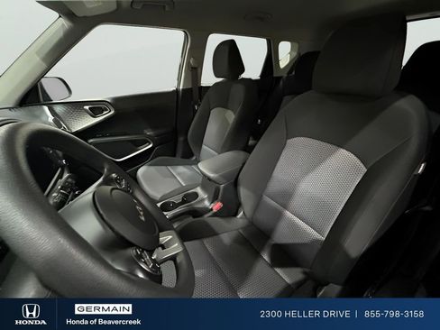 Used 2025 Kia Soul LX w/ LX Technology Package FWD image 23