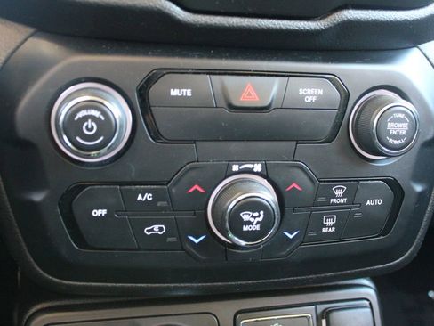 Used 2018 Jeep Renegade Altitude image 19