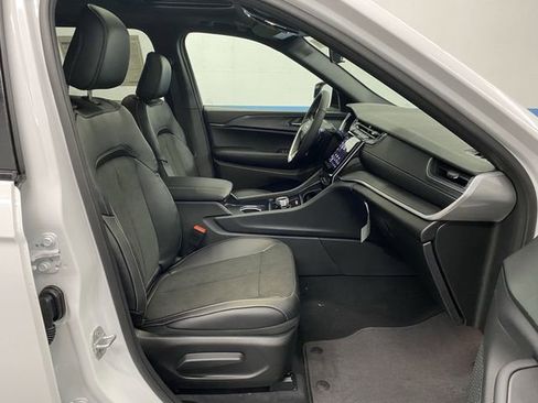 New 2025 Jeep Grand Cherokee Altitude image 33