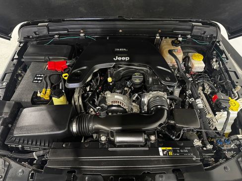 Used 2018 Jeep Wrangler Unlimited Sahara w/ Uconnect 4C Nav & Sound Group image 9