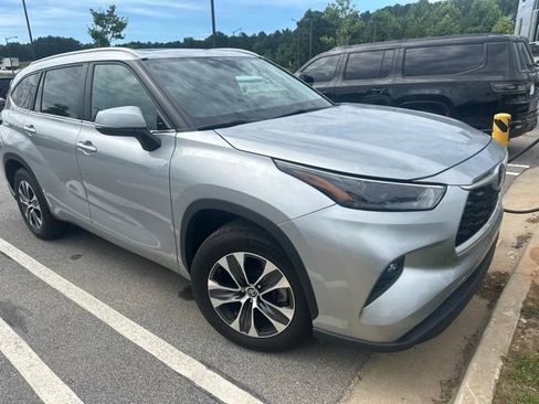 Used 2024 Toyota Highlander XLE FWD image 4