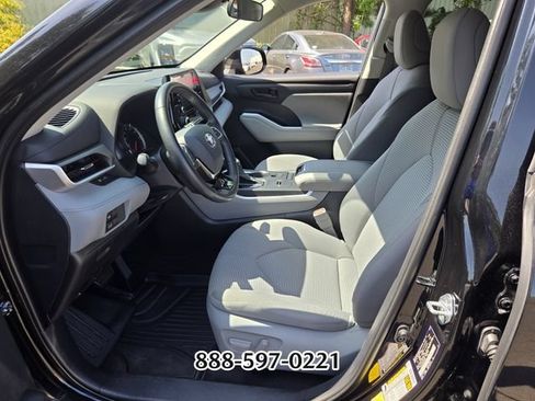 Used 2021 Toyota Highlander LE FWD image 10