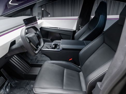 Used 2024 Tesla Cybertruck AWD Crew Cab image 31