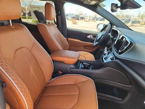New 2026 Chrysler Pacifica Pinnacle image 23