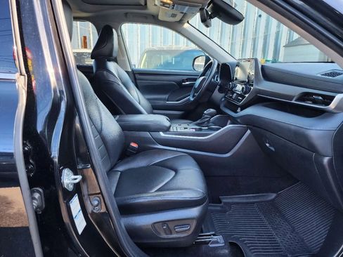 Used 2022 Toyota Highlander XLE image 17